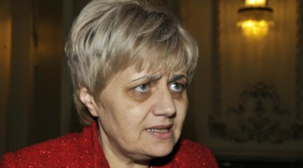 cristiana anghel cu pancarda de gat in parlament ce scrie pe ea