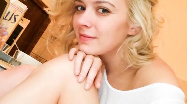 diana dumitrescu pozata dezbracata in pat