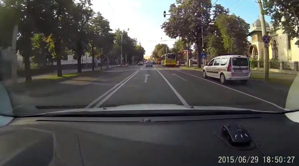 ma ina de poli ie filmata in timp ce trecea pe ro u