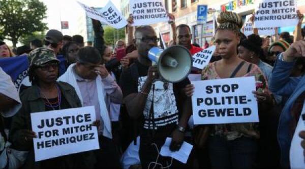 moarte suspecta poli ia olandeza atacata cu pietre sute de oameni in strada