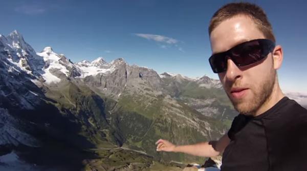 ce face acest barbat ramai cu gura cascata video