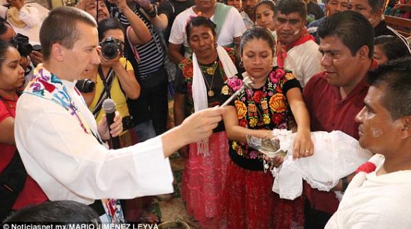 motivul pentru care un barbat s a casatorit cu un aligator