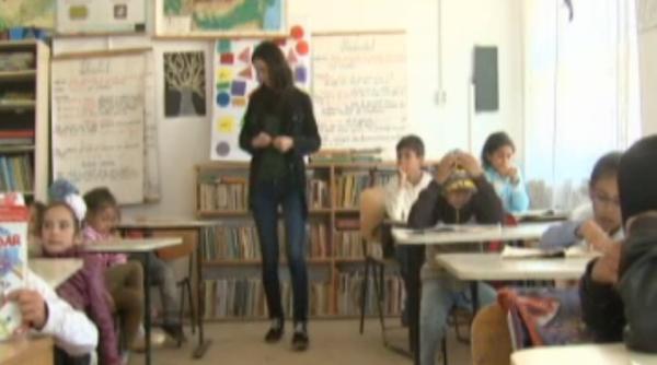 o profesoara nu tie sa engleza dar le preda elevilor video incredibil