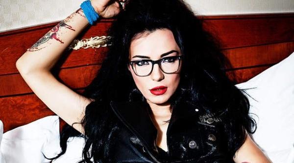 dj wanda goala pe blog multe texte le scriu dezbracata