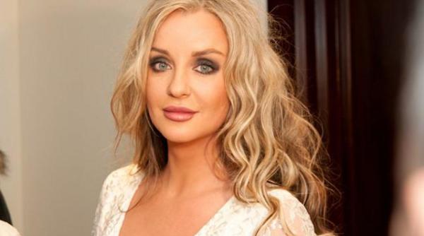 tania bundi in cosum de baie la aproape 50 de ani