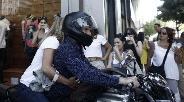 yanis varoufakis imagine fabuloasa la plecarea din sediul guvernului de la atena