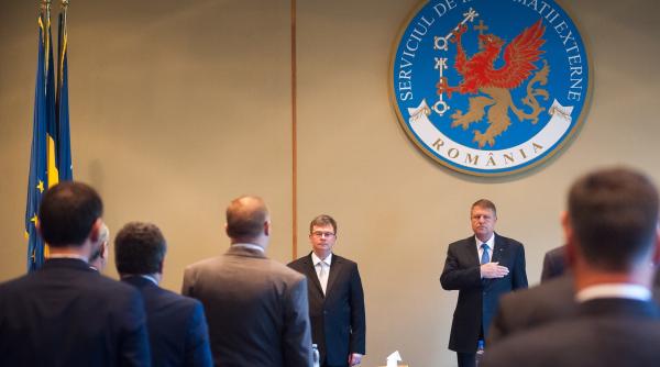 klaus iohannis la ceremonia de investire a lui mihai razvan ungureanu la efia sie