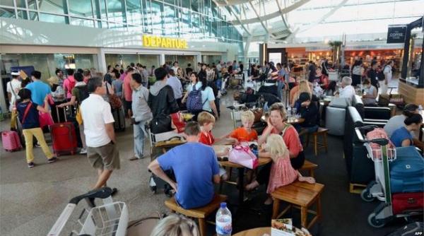 indonezia erup ia vulcanului mount raung perturba traficul aerian turi tii bloca i pe aeroporturi