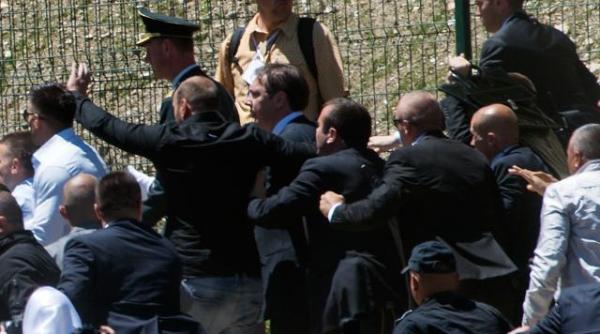 20 de ani de la masacrul de la srebrenica premierul sarb lovit cu o piatra in cap la comemorare