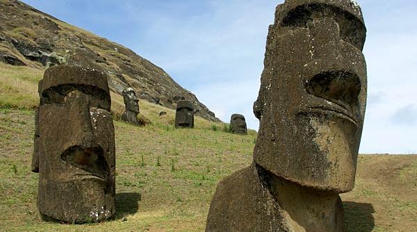 incredibil ce se afla sub statuile din insula pastelui