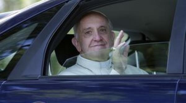 soferul papei francisc selfie pe furi cu suveranul pontif