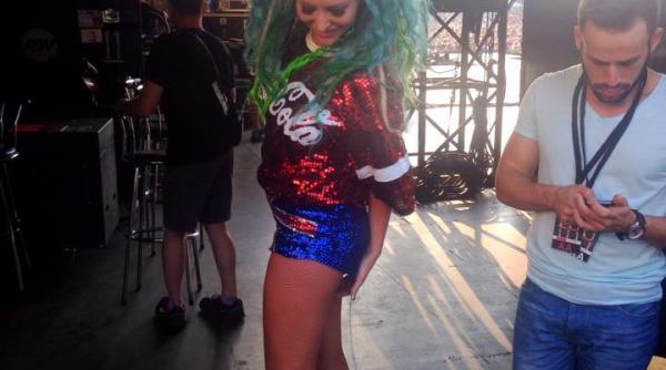 cum a aparut delia in debutul concertului lui robbie williams