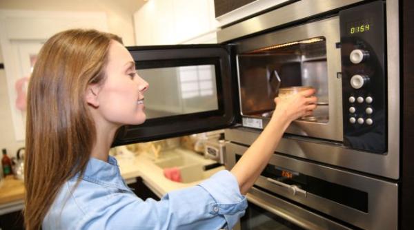 cuptorul cu microunde ce boala poti sa faci de la mancarea reincalzita in recipiente de plastic