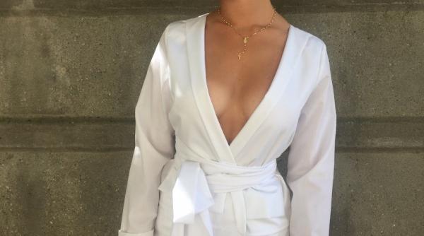 uite o pe laura cosoi fara sutien imagini caniculare