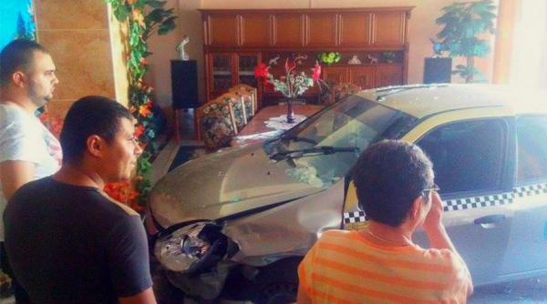 braila o familie s a trezit cu taxiul in sufragerie