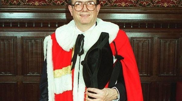 lordul john sewel vicepre edintele camerei lorzilor a demisionat dupa ce a aparut in compania unor prostituate i consumand cocaina