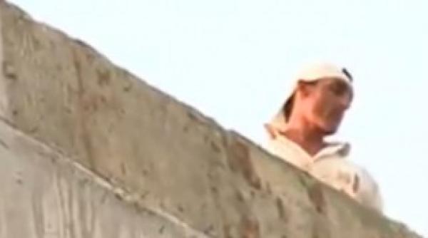 un barbat amenin a ca se arunca de pe o cladire din bucure ti