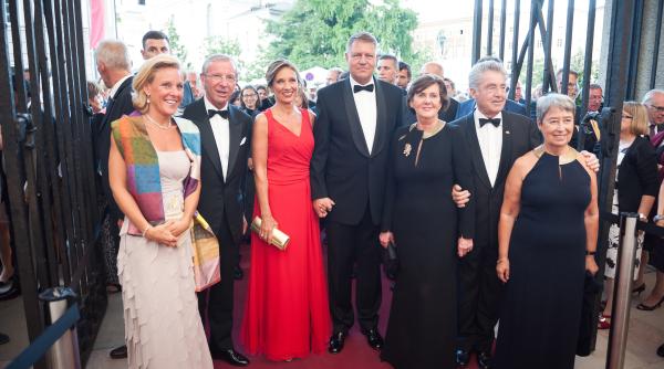 inutele purtate de carmen iohannis scoase la vanzare