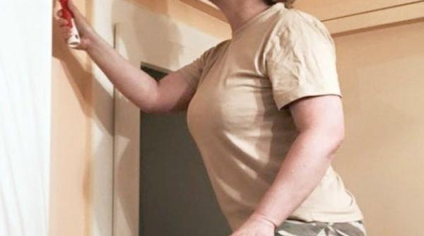 nu banuie ti ce job are aceasta femeie care i zugrave te singura casa