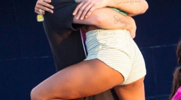 o prezentatoare celebra surprinsa cu partile intime la vedere