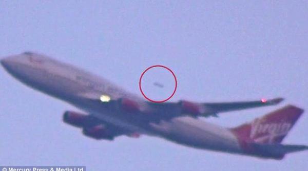 ozn filmat deasupra unui avion ce spun exper ii