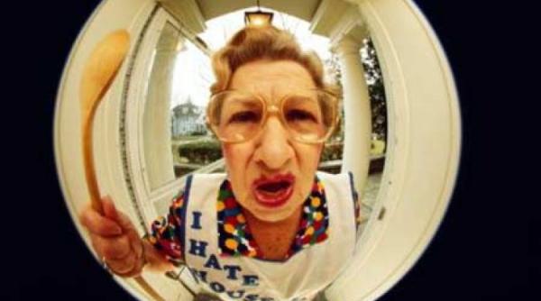 bancul zilei doi prieteni vorbesc despre soacrele lor