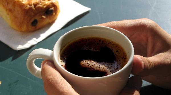 la ce pericol te expui daca bei cafea pe stomacul gol