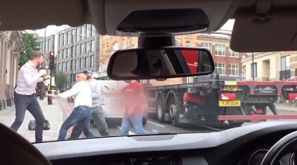 ofer uber filmat in timp ce se batea cu client