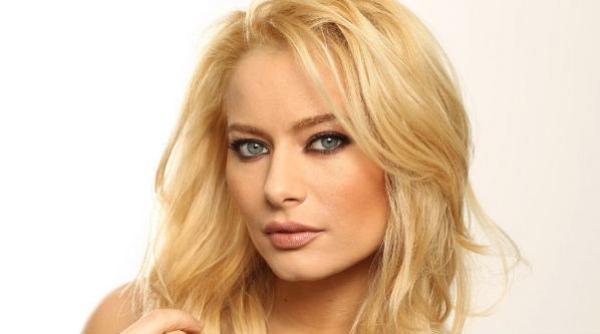 laura cosoi s a casatorit cam arata vedeta in rochie de mireasa