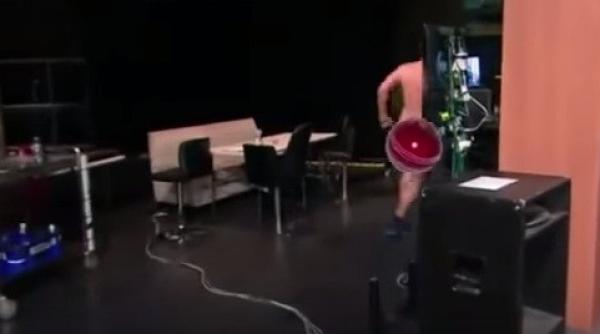 un prezentor tv obligat sa apara gol in studio din cauza unui pariu