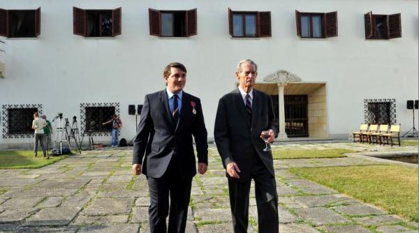 gestul unui partid pentru a l indupleca pe regele mihai in privin a deciziei luate