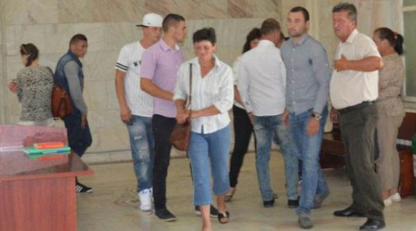 a facut scandal la poarta parintilor tinerei violate in grup i au bombardat pe acestia cu telefoane si mesaje pentru a i determina sa si retraga plangerea penala mai mult a creat o pagina de facebo