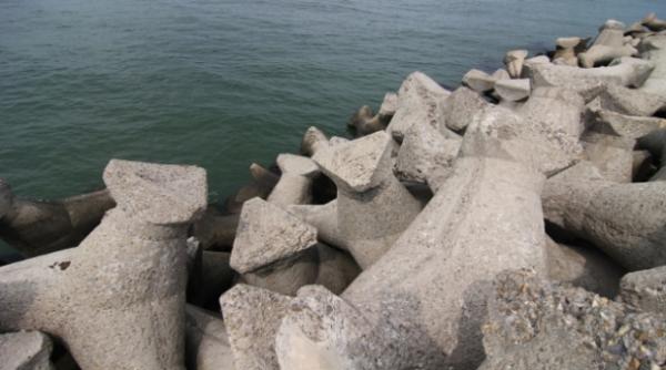 incident nefericit la constan a de ziua marinei o fata de 14 ani a cazut in cap pe dig