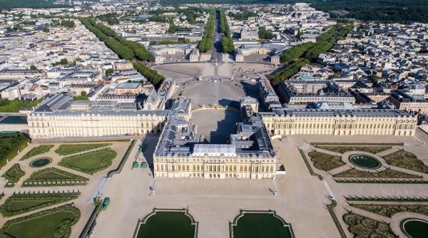 conducerea palatului versailles plan nea teptat aplicat cu discre ie