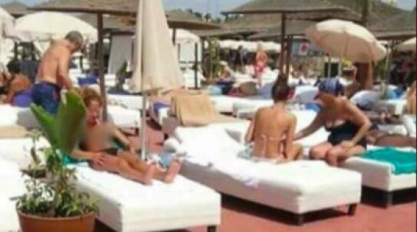 scandal la o piscina exclusivista din casablanca dupa ce doua femei au facut topless