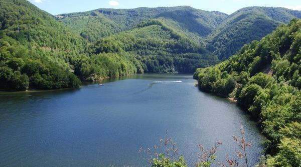 scandal monstru dejec ii deversate in lacul care alimenteaza clujul