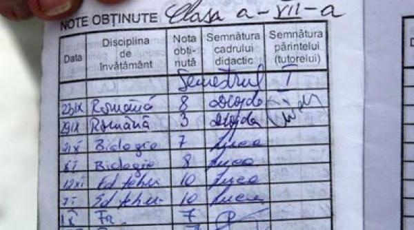bancul zilei fiul ii arata carnetul de note tatalui