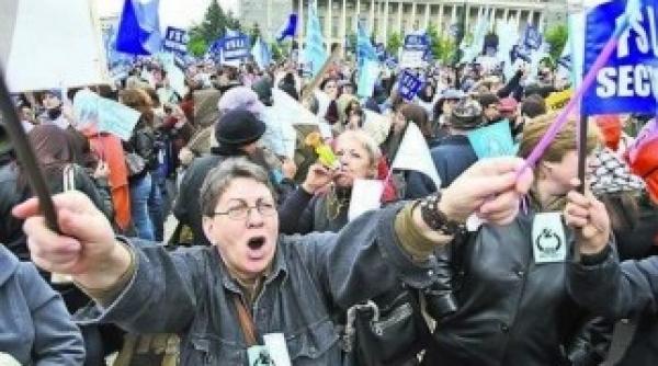 profesorii ameninprc c8prc 9ba cu ieprc c8prc 99irea in strada  dupa majorarea salariilor medicilor