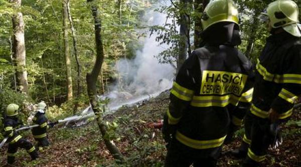 apte oameni au murit dupa ce doua avioane s au ciocnit in aer