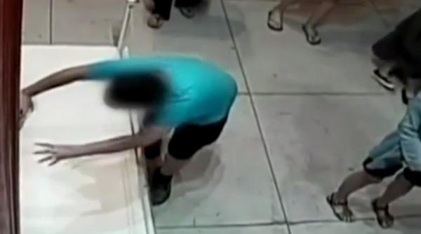 paguba de 1 5 milioane de dolari autorul un baie el in varsta de 12 ani video