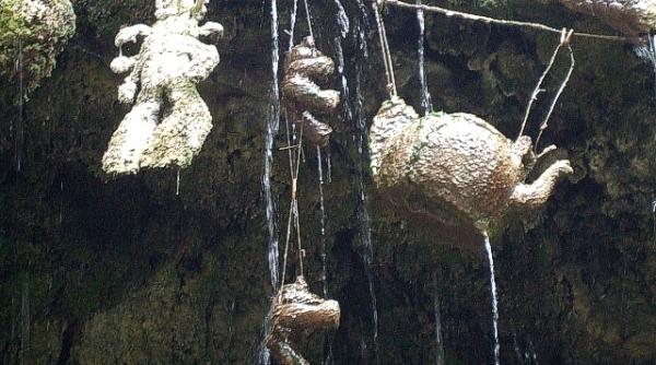 minunile naturii un izvor pietrifica orice obiect ce spun cercetatorii