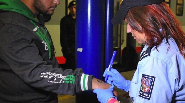 poli ia ceha renun a la marcarea cu numere a imigran ilor dupa criticile aparute in mass media