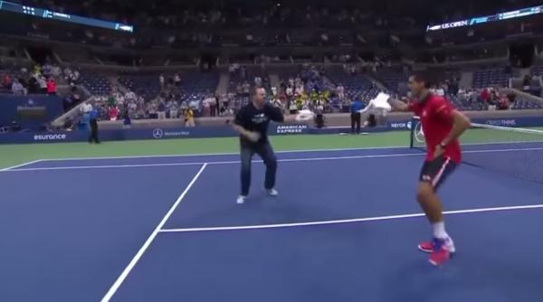 us open 2015 novak djokovic dans pe terenul de tenis dupa calificarea in turul trei al competi iei