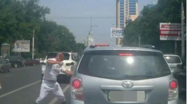 revoltator oferi a lovita i scuipata in trafic marturia femeii video