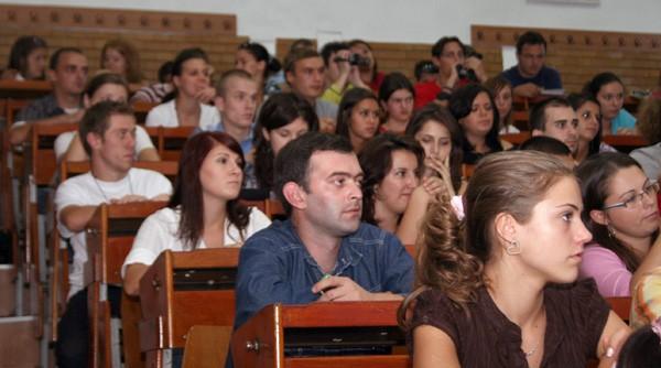 revolta studen ilor ru ine nu avem locuri in camine i voi vre i sa baga i refugia i