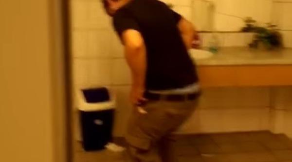 era manga i s a dus la toaleta a fost filmat pe ascuns