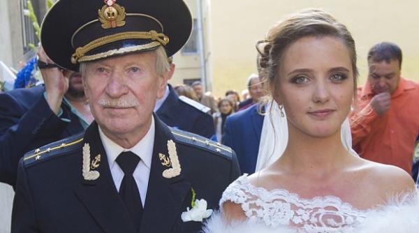 un actor de 84 de ani s a casatorit cu o femeie cu 60 de ani mai tanara