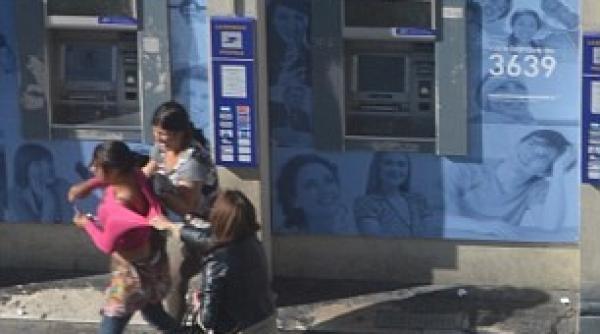imagini incredibile la paris femeie jefuita pe strada de rromi