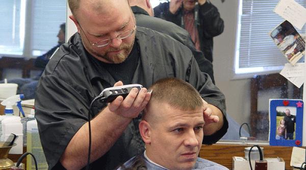 bancul zilei cand bula e luat de prost de un frizer