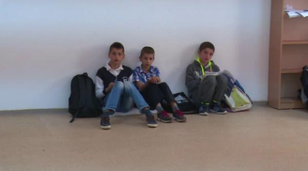 zeci de elevi umili i intr o coala noua fara banci